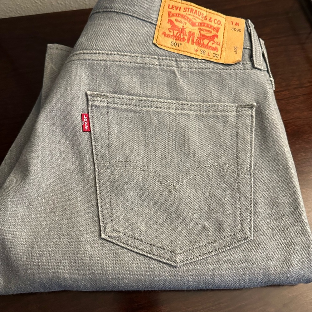 Levi's Straight Fit Jeans in Light Gray